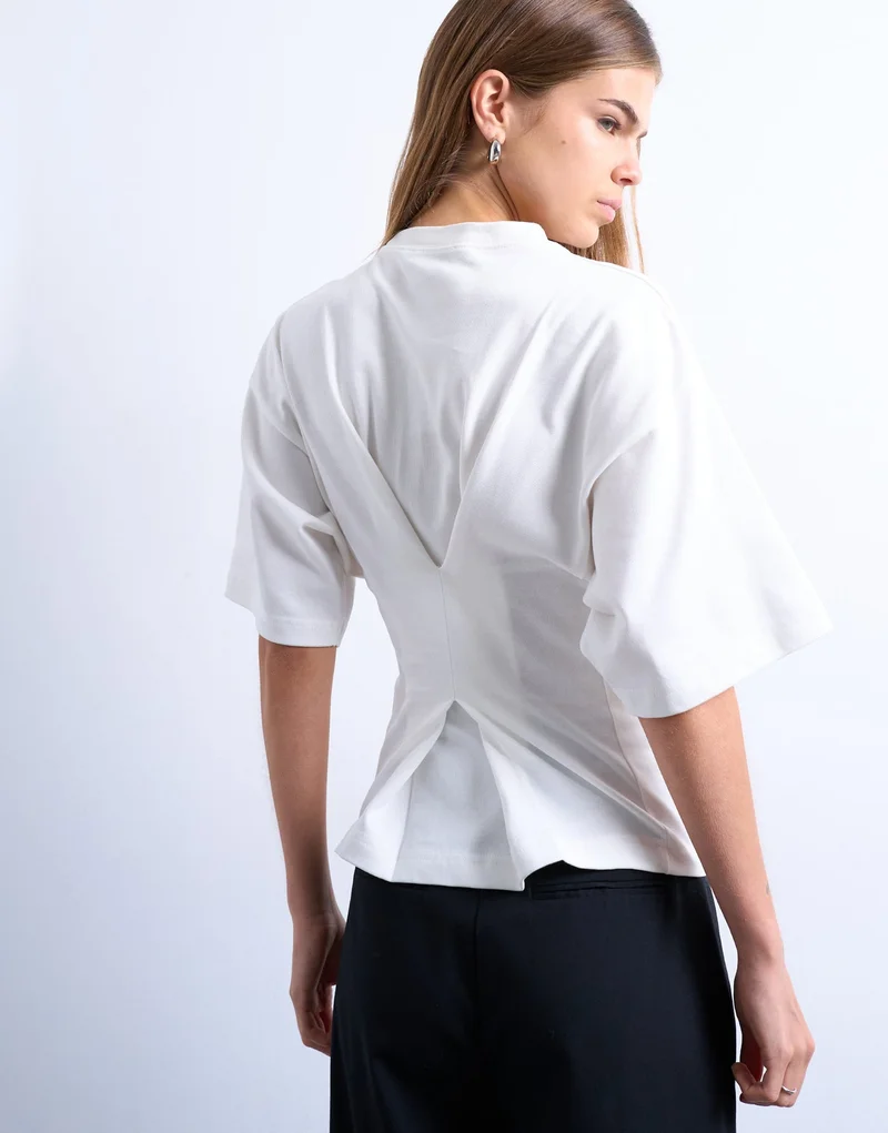 توب شوب بلوزة قصيرة بأكمام قصيرة وتفاصيل خلفية منظمة